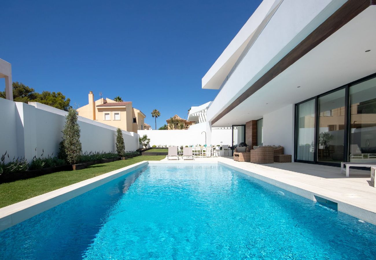 Villa in Marbella - Luxury Villa, private pool close to Puerto Banus 