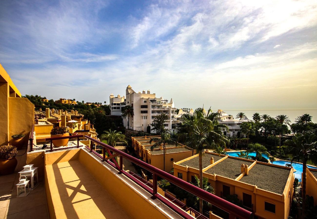 Apartment in Estepona - Penthouse Estepona great sea views & beach access 