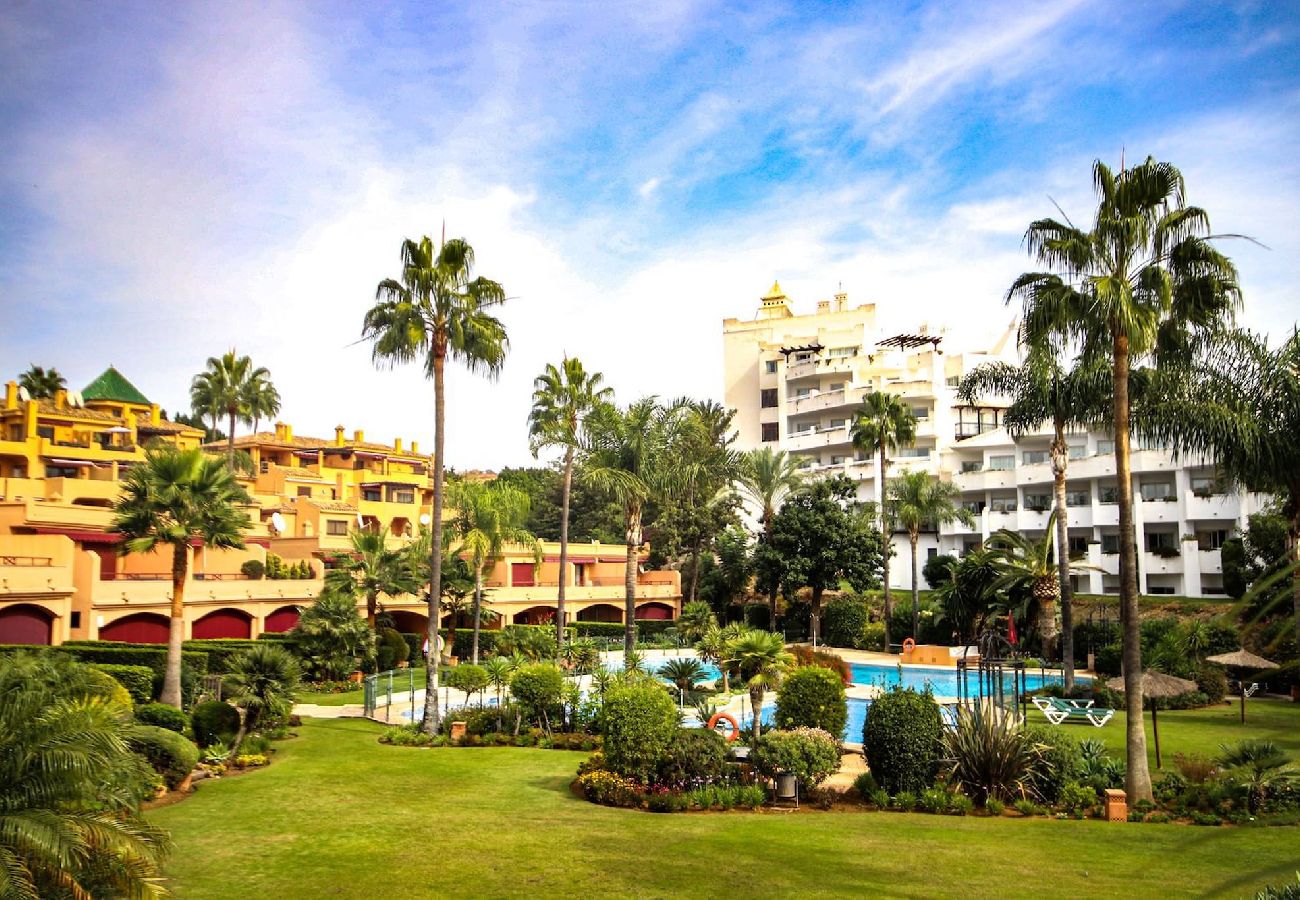 Apartment in Estepona - Penthouse Estepona great sea views & beach access 