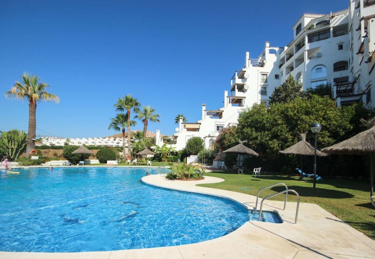 Apartment in Mijas Costa - Two bedroom apartment in Calahonda with sea views 