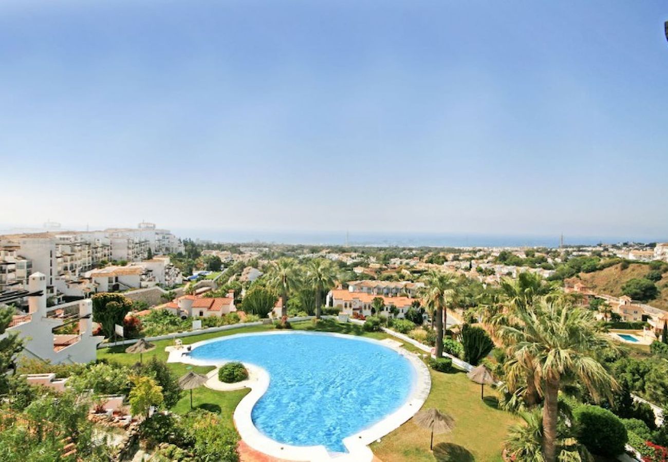 Apartment in Mijas Costa - Two bedroom apartment in Calahonda with sea views 