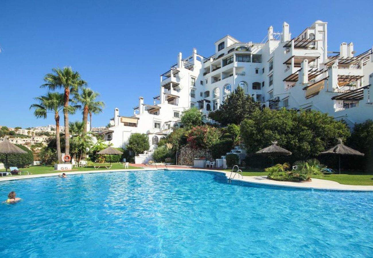 Apartment in Mijas Costa - Two bedroom apartment in Calahonda with sea views 