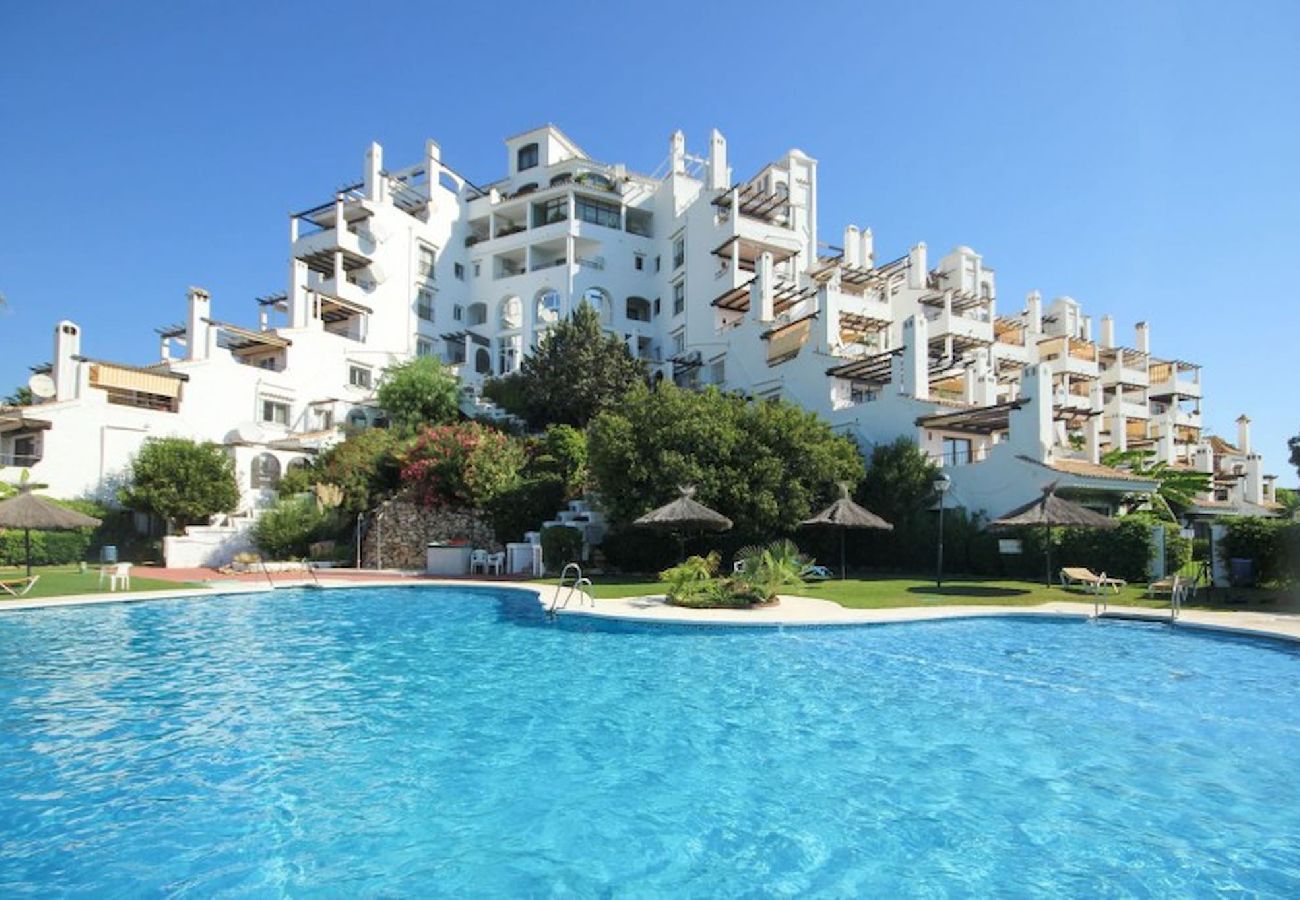 Apartment in Mijas Costa - Two bedroom apartment in Calahonda with sea views 