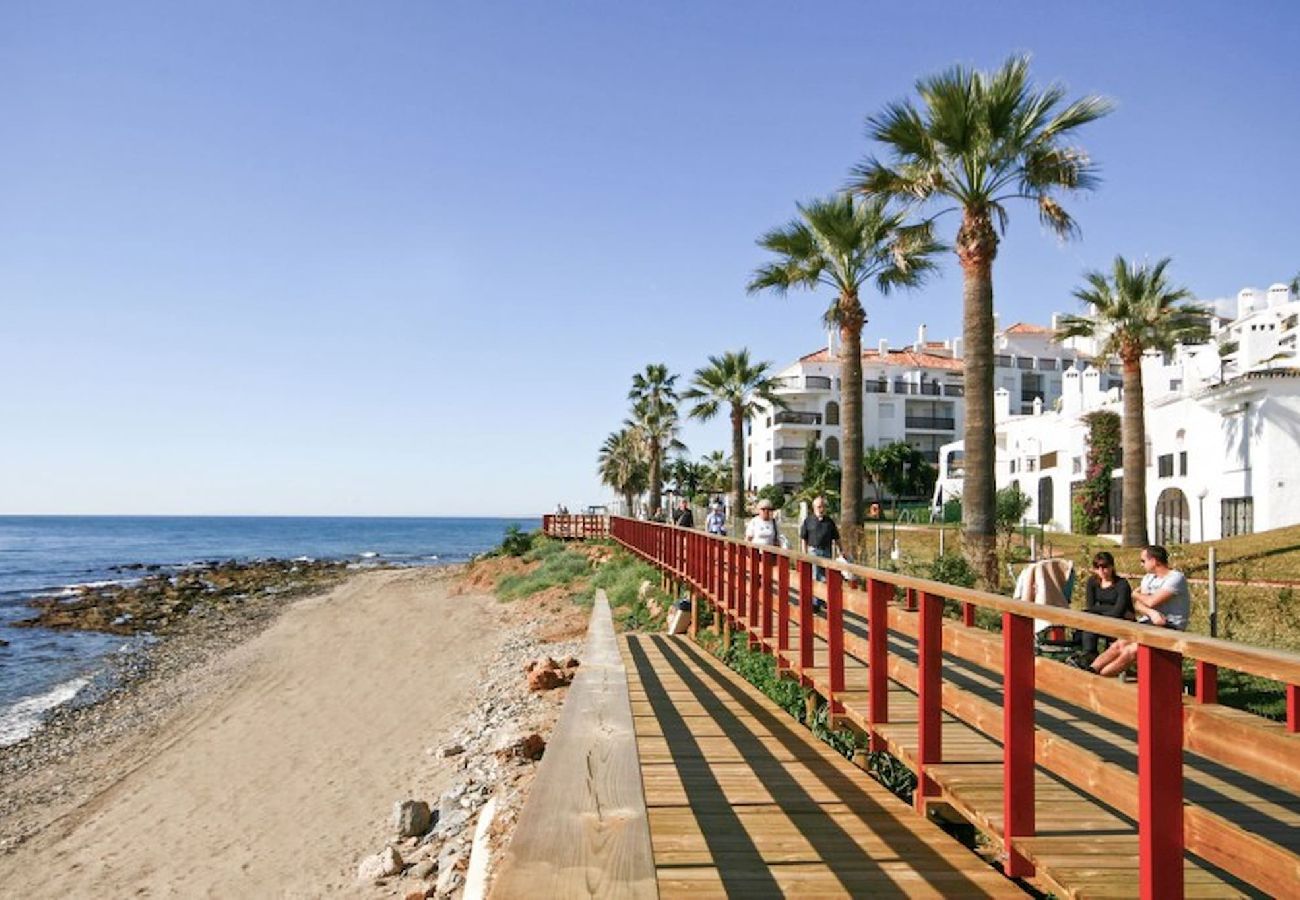 Apartment in Mijas Costa - Two bedroom apartment in Calahonda with sea views 