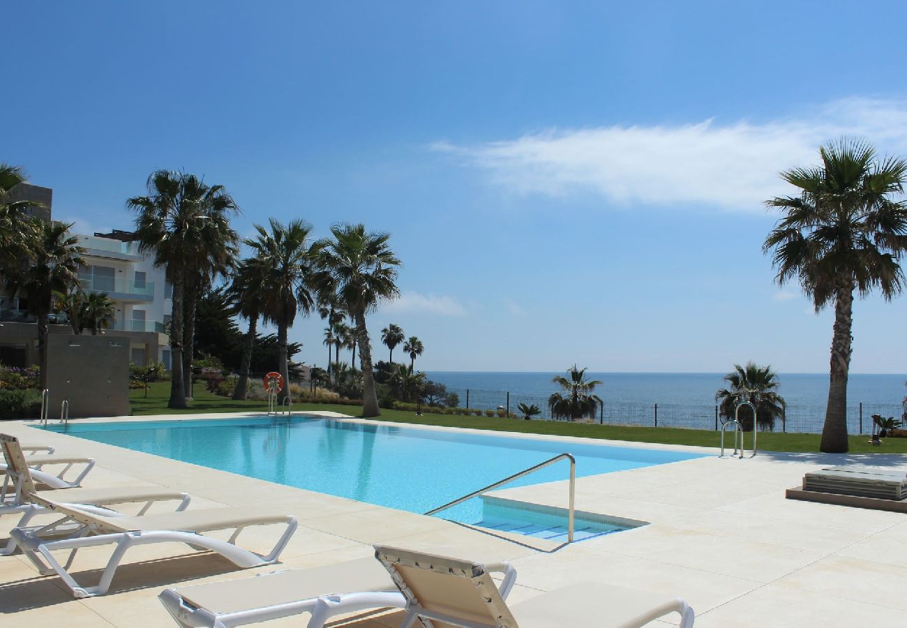 Apartment in Estepona - Seafront condo, Amazing views Horizon Beach 