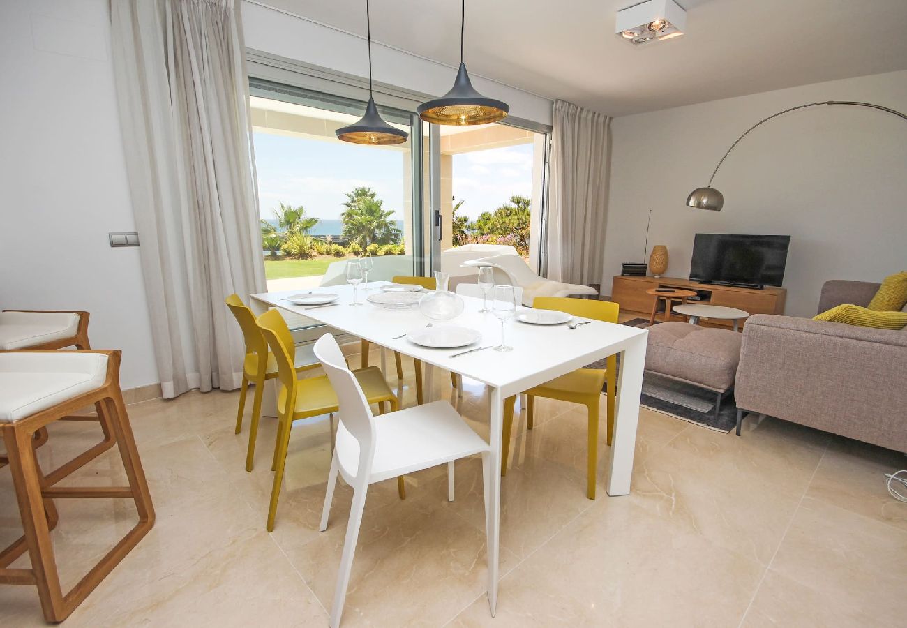 Apartment in Estepona - Seafront condo, Amazing views Horizon Beach 