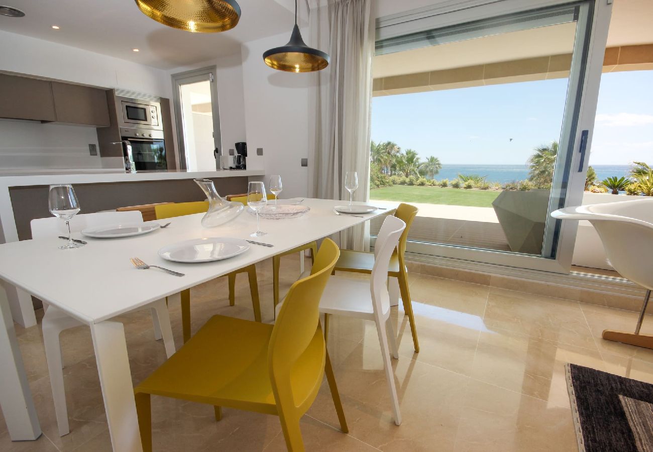 Apartment in Estepona - Seafront condo, Amazing views Horizon Beach 