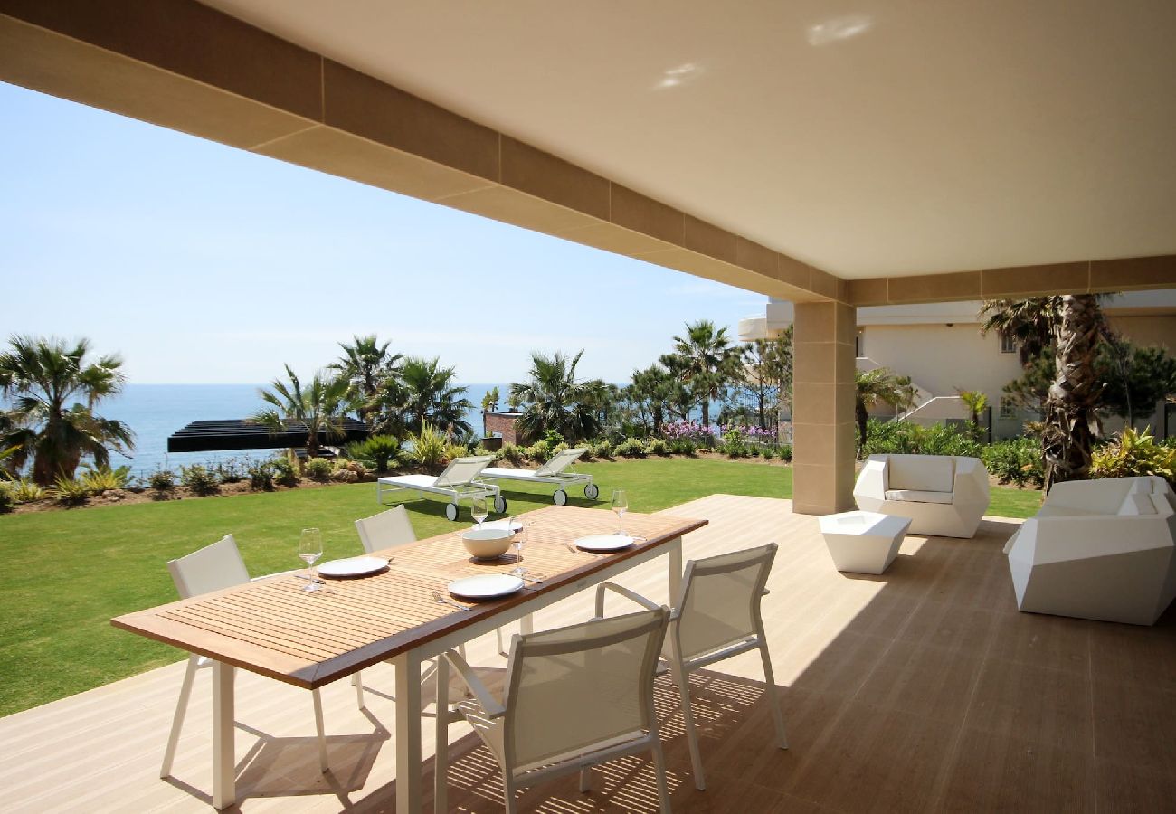 Apartment in Estepona - Seafront condo, Amazing views Horizon Beach 