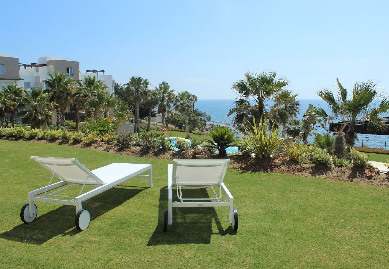 Apartment in Estepona - Seafront condo, Amazing views Horizon Beach 