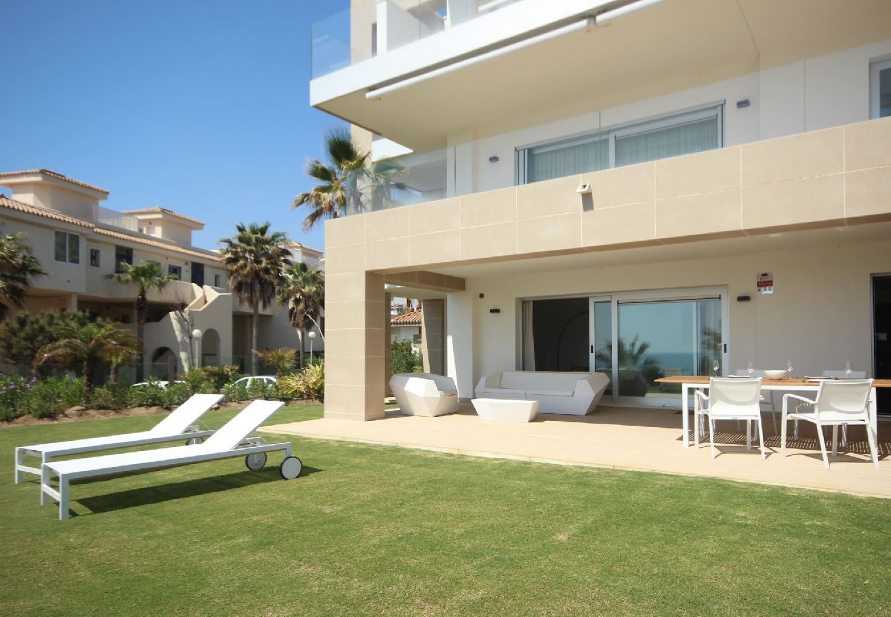 Apartment in Estepona - Seafront condo, Amazing views Horizon Beach 