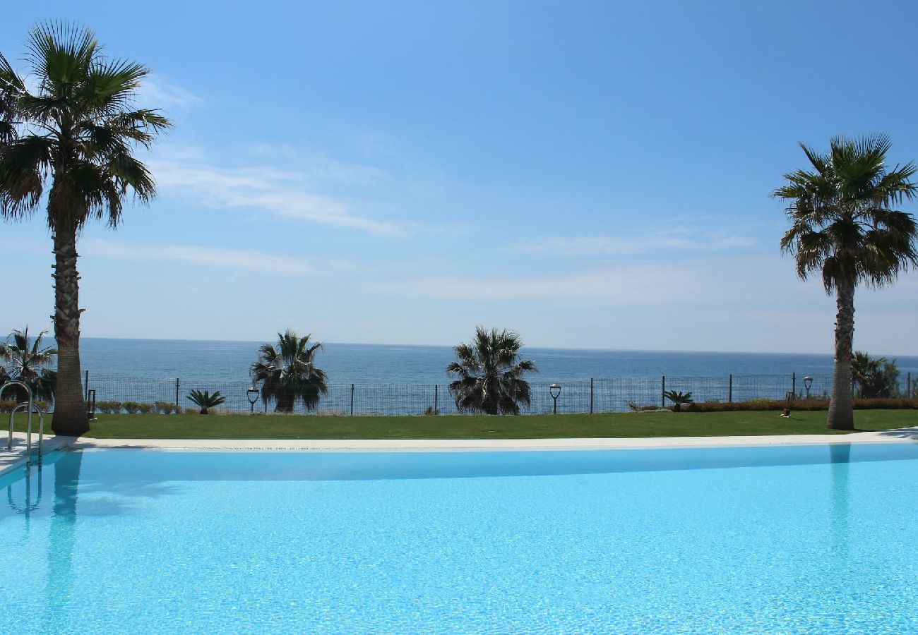 Apartment in Estepona - Seafront condo, Amazing views Horizon Beach 