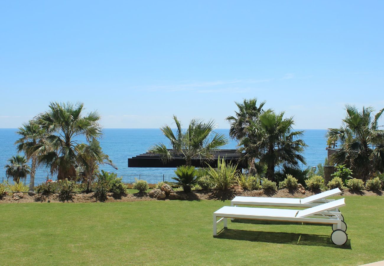 Apartment in Estepona - Seafront condo, Amazing views Horizon Beach 