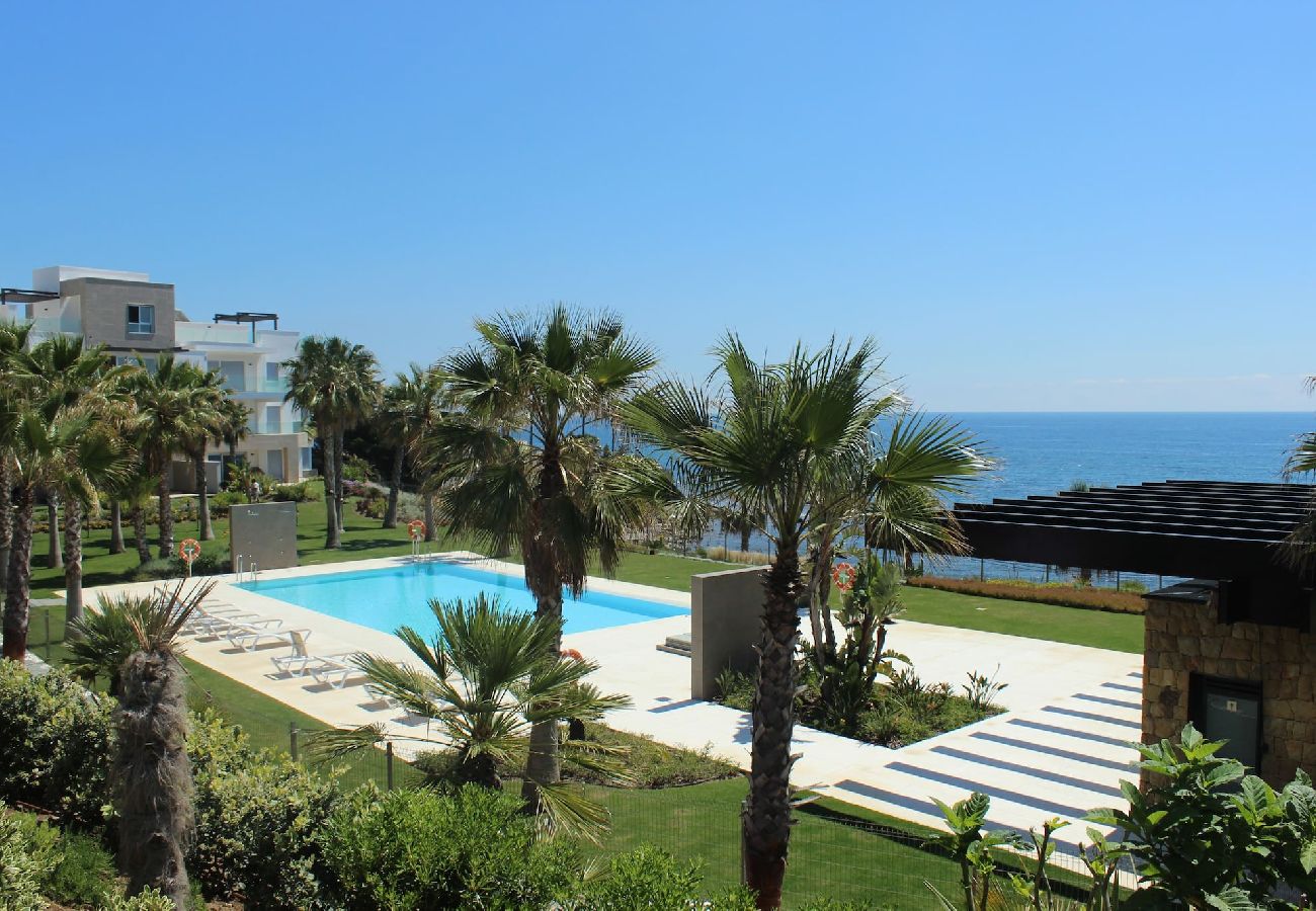 Apartment in Estepona - Seafront condo, Amazing views Horizon Beach 