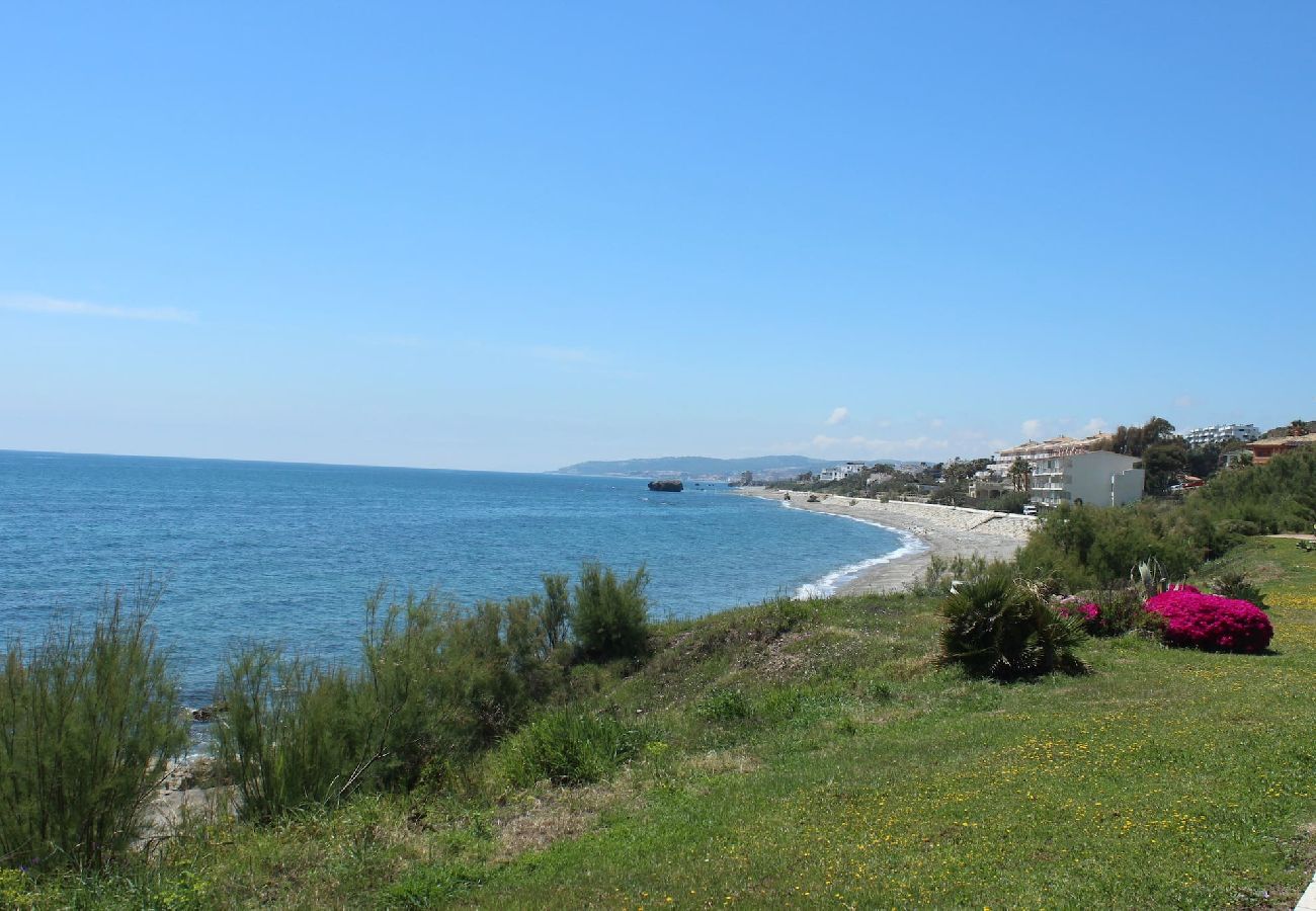 Apartment in Estepona - Seafront condo, Amazing views Horizon Beach 