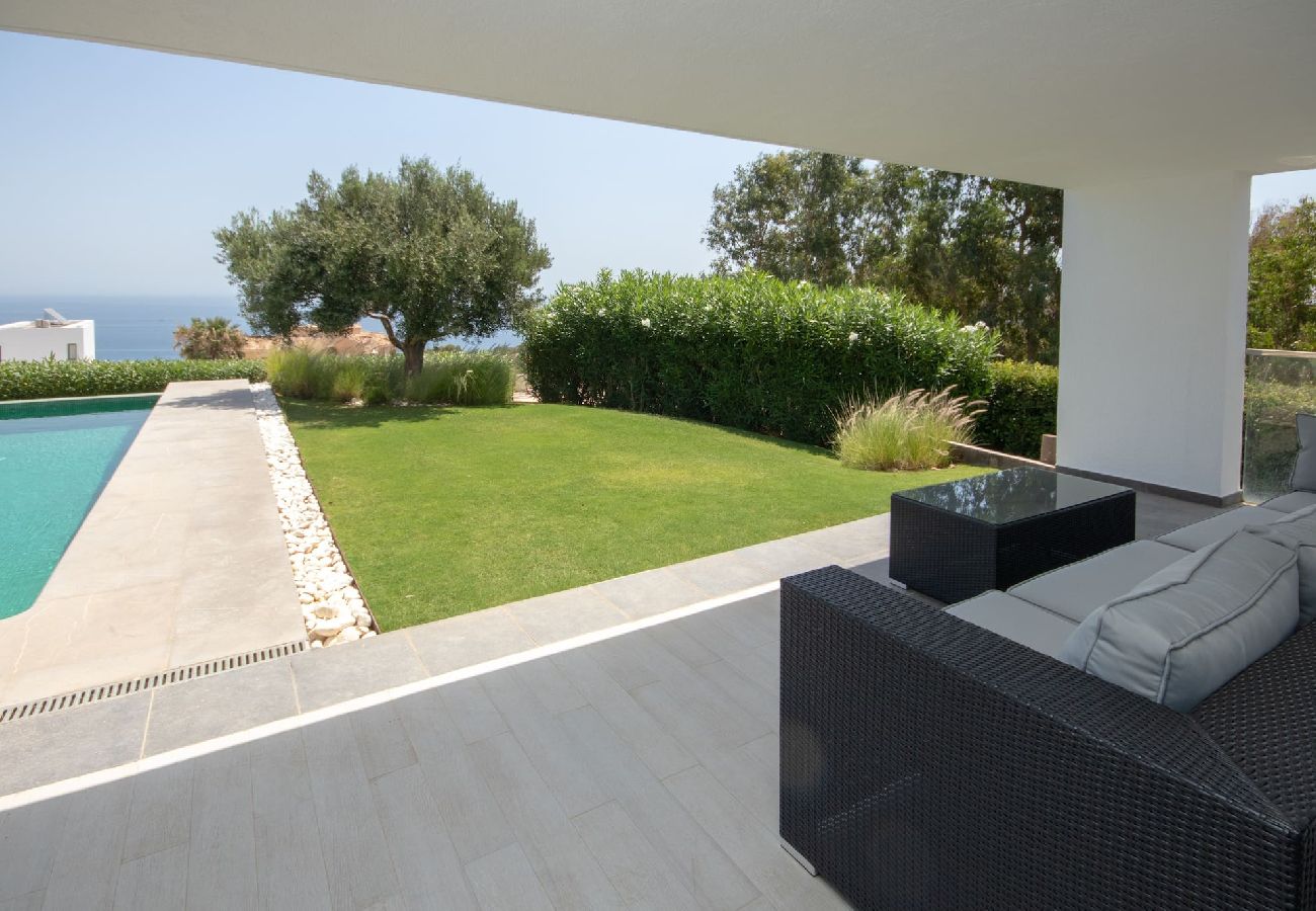 Villa in Manilva - Villa with Sea View, Pool and Beautiful Gardens. 