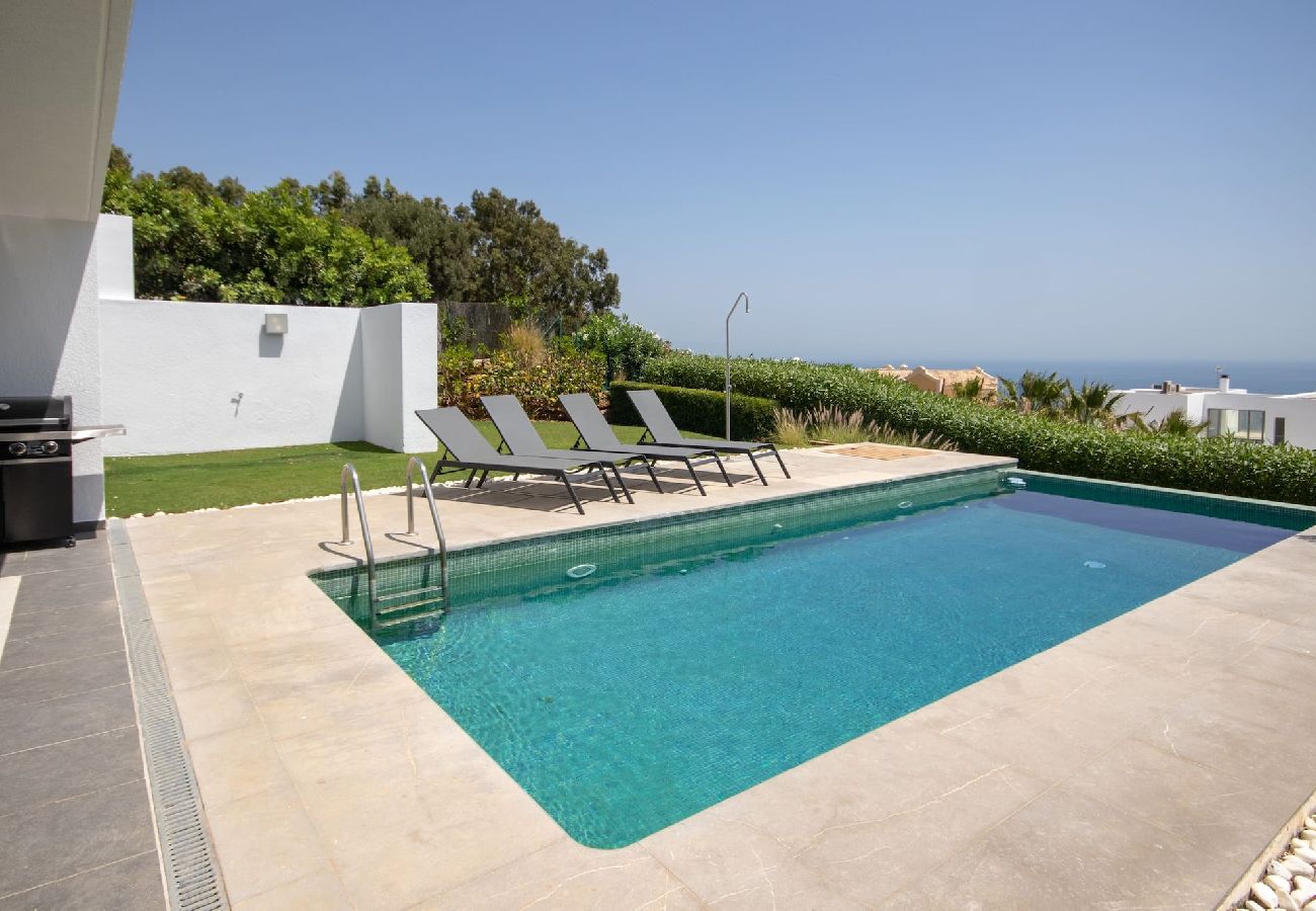 Villa in Manilva - Villa with Sea View, Pool and Beautiful Gardens. 