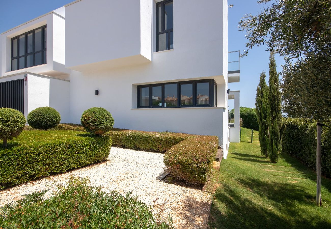 Villa in Manilva - Villa with Sea View, Pool and Beautiful Gardens. 