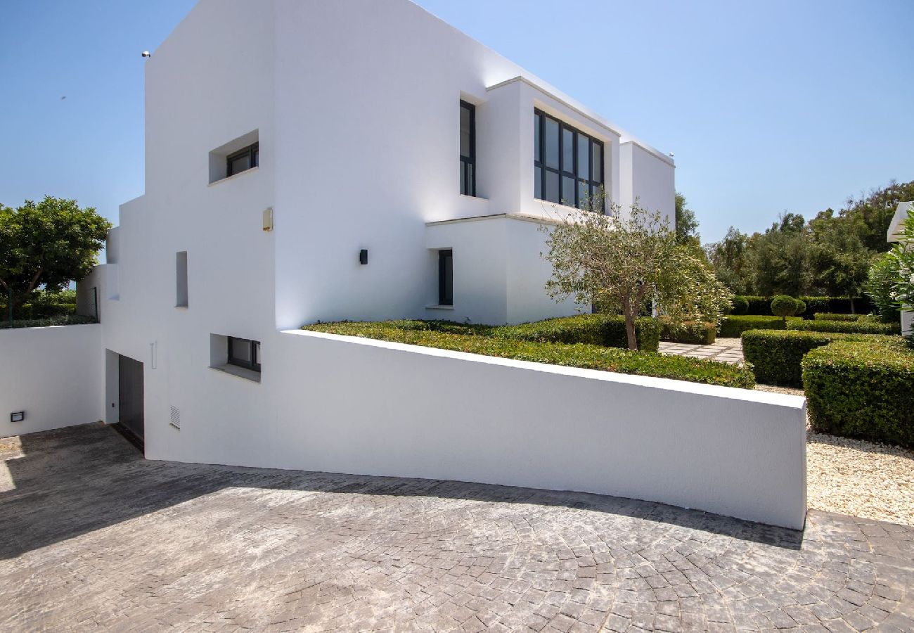 Villa in Manilva - Villa with Sea View, Pool and Beautiful Gardens. 