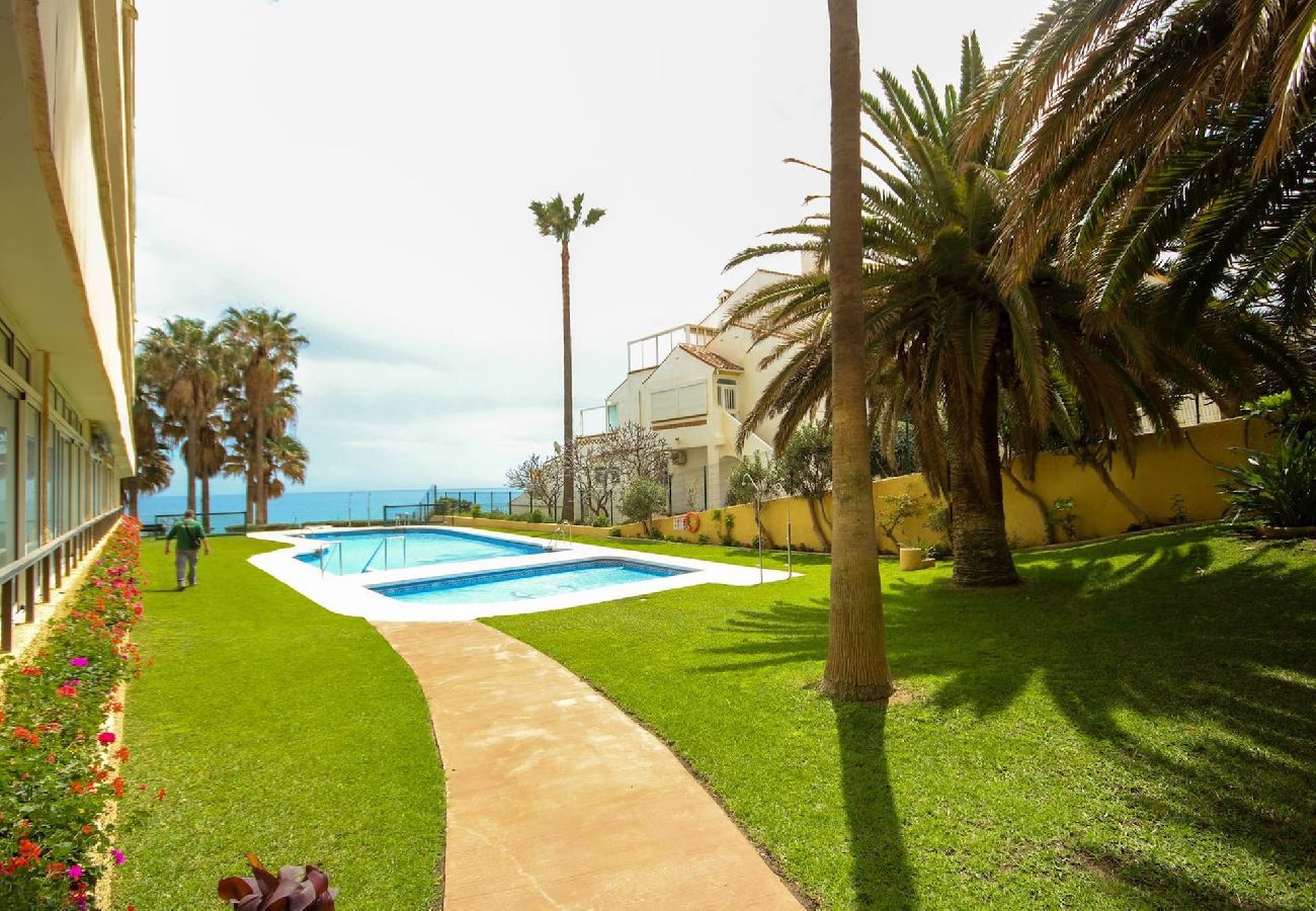 Apartment in Benalmádena - 1 bed garden apt sleeps 4, parking, next to beach 