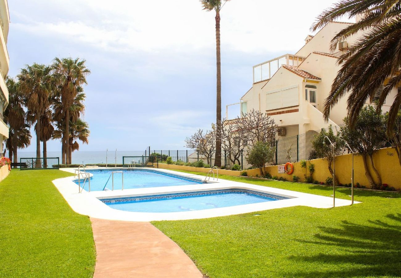 Apartment in Benalmádena - 1 bed garden apt sleeps 4, parking, next to beach 