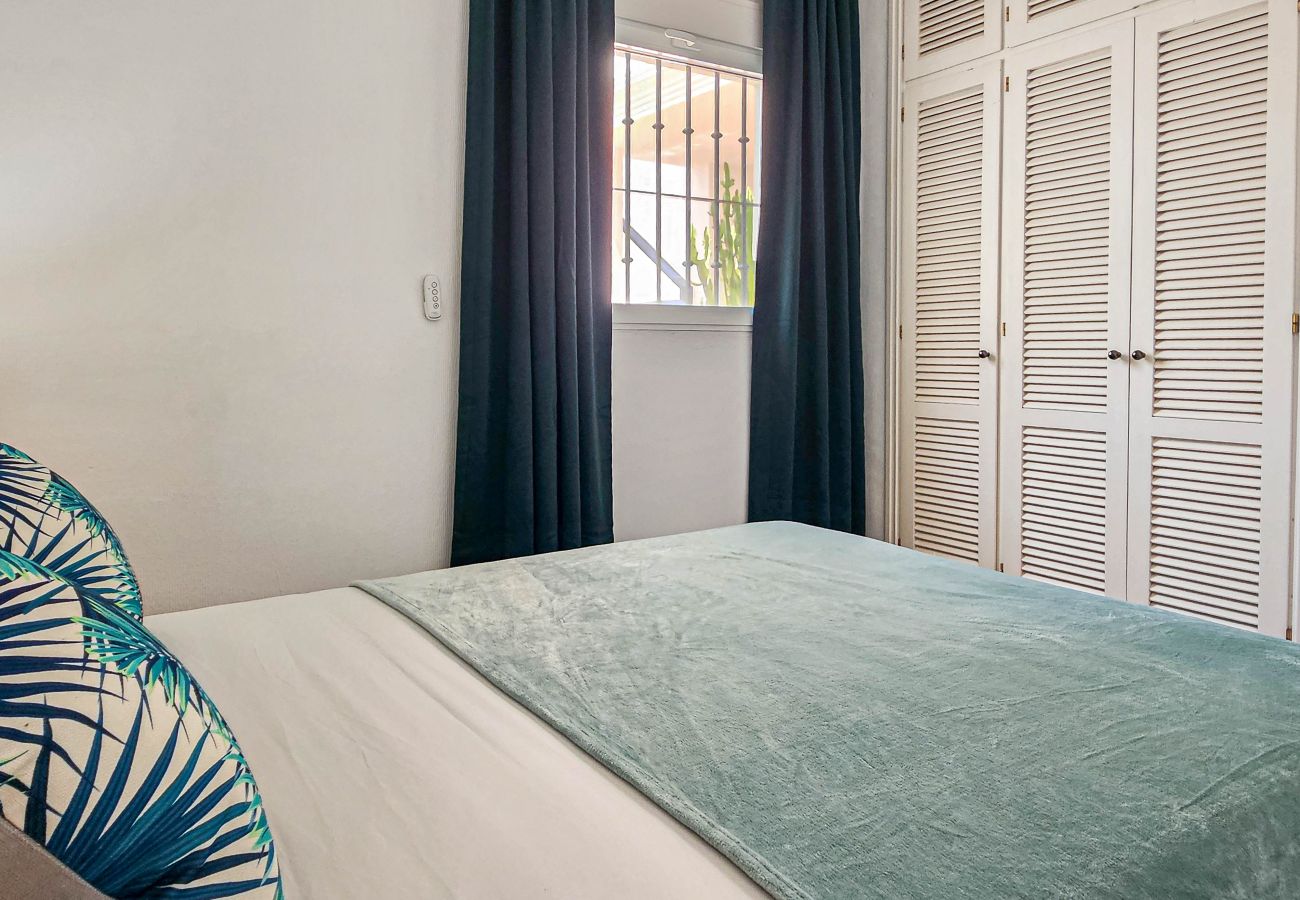 Apartment in Mijas Costa - Two Bed Beachfront Apartment, Panoramic Sea Views 