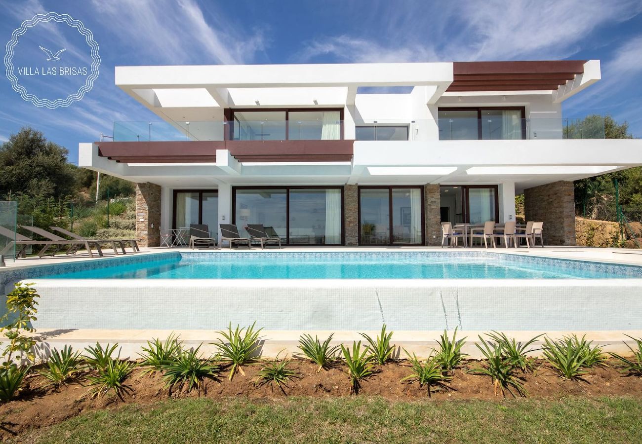 Villa in Estepona - Villa Las Brisas, Valle Romano with private infinity pool and extensive outdoor areas