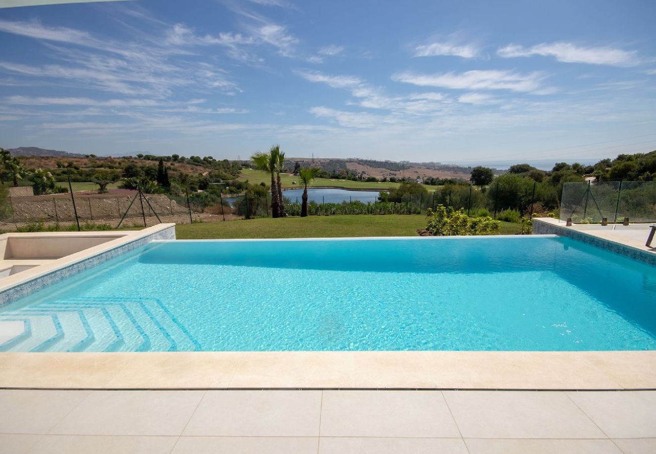 Villa in Estepona - Villa Las Brisas, Valle Romano with private infinity pool and extensive outdoor areas