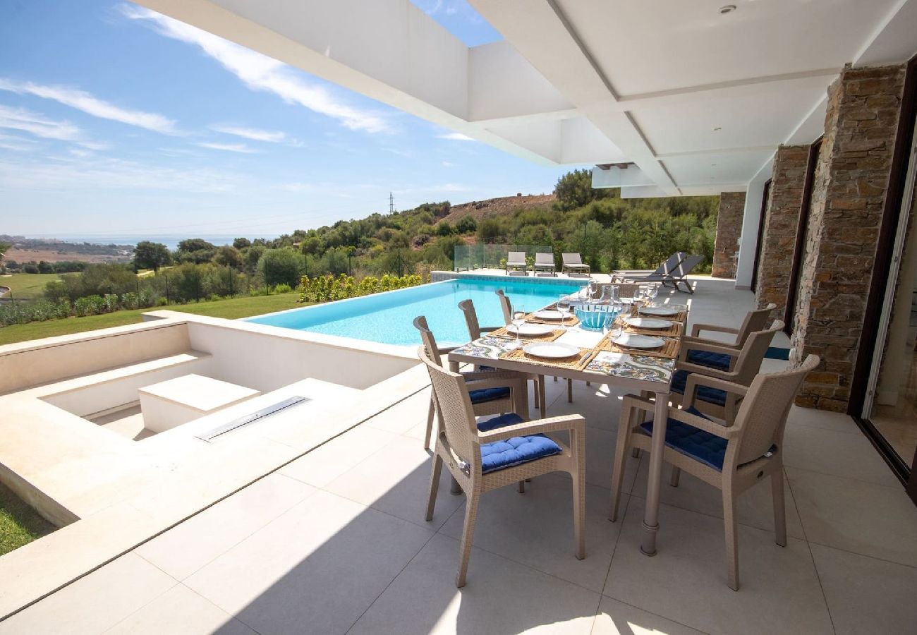 Villa in Estepona - Villa Las Brisas, Valle Romano with private infinity pool and extensive outdoor areas