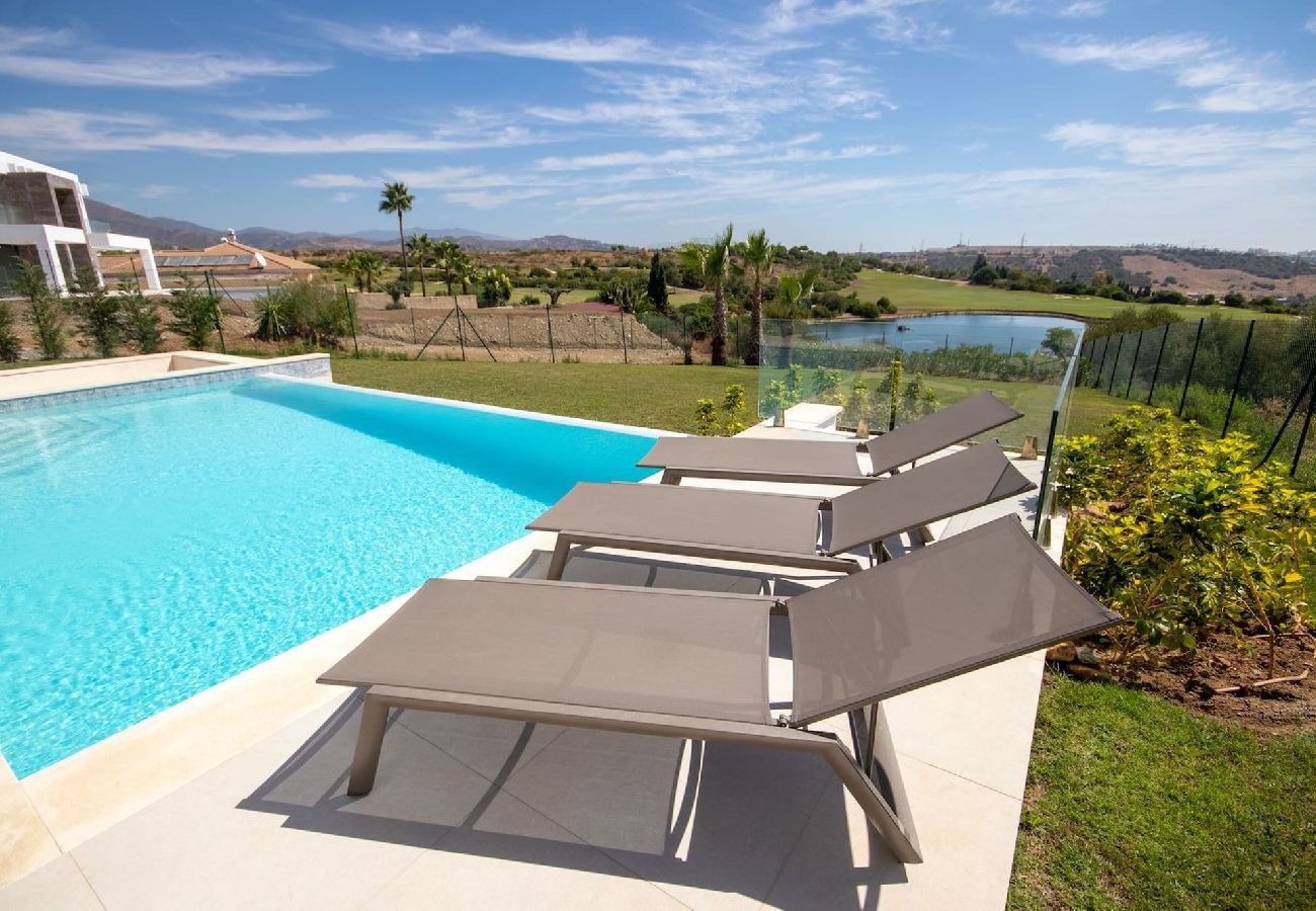 Villa in Estepona - Villa Las Brisas, Valle Romano with private infinity pool and extensive outdoor areas