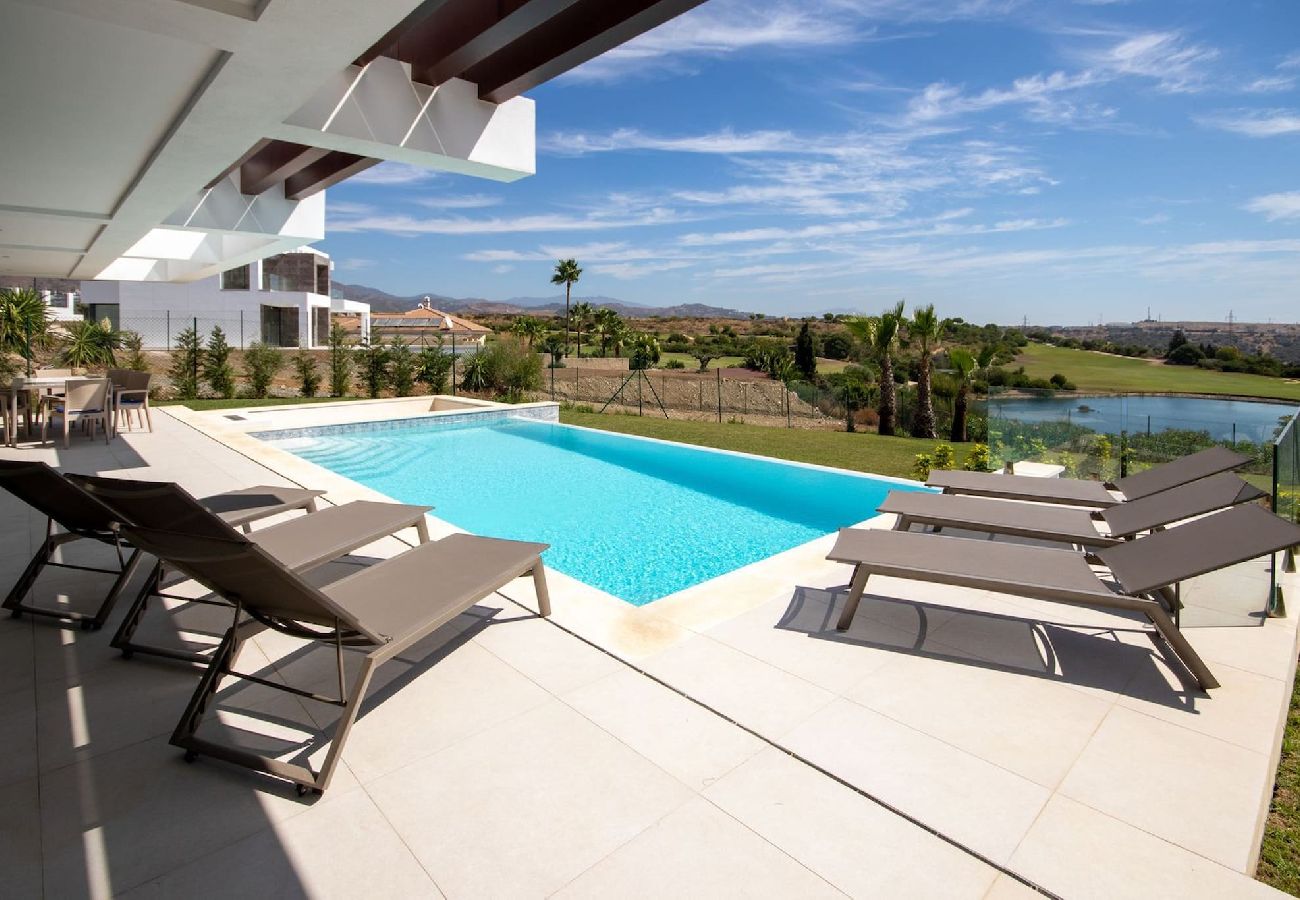 Villa in Estepona - Villa Las Brisas, Valle Romano with private infinity pool and extensive outdoor areas