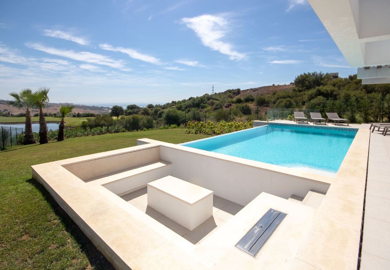 Villa in Estepona - Villa Las Brisas, Valle Romano with private infinity pool and extensive outdoor areas