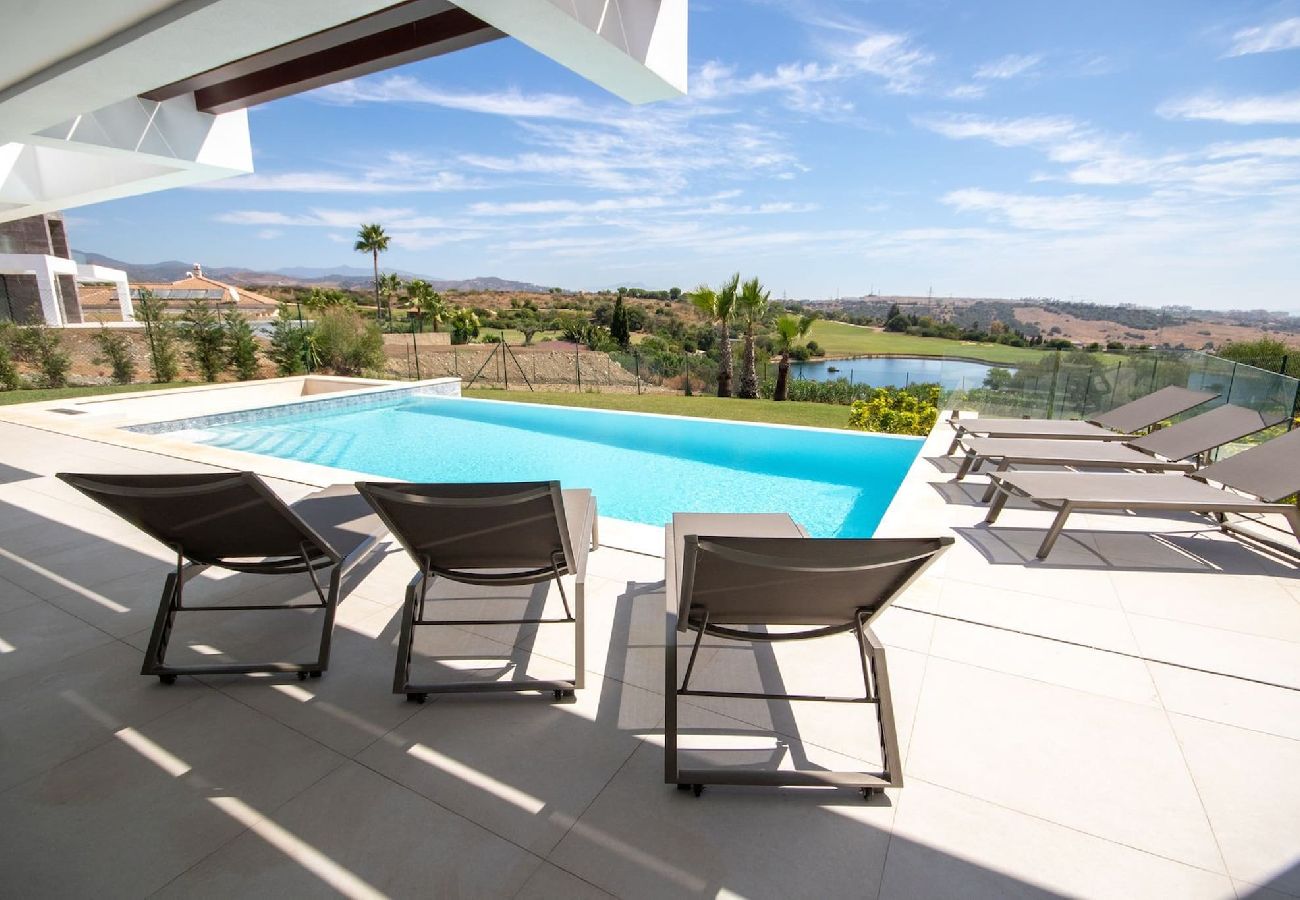 Villa in Estepona - Villa Las Brisas, Valle Romano with private infinity pool and extensive outdoor areas