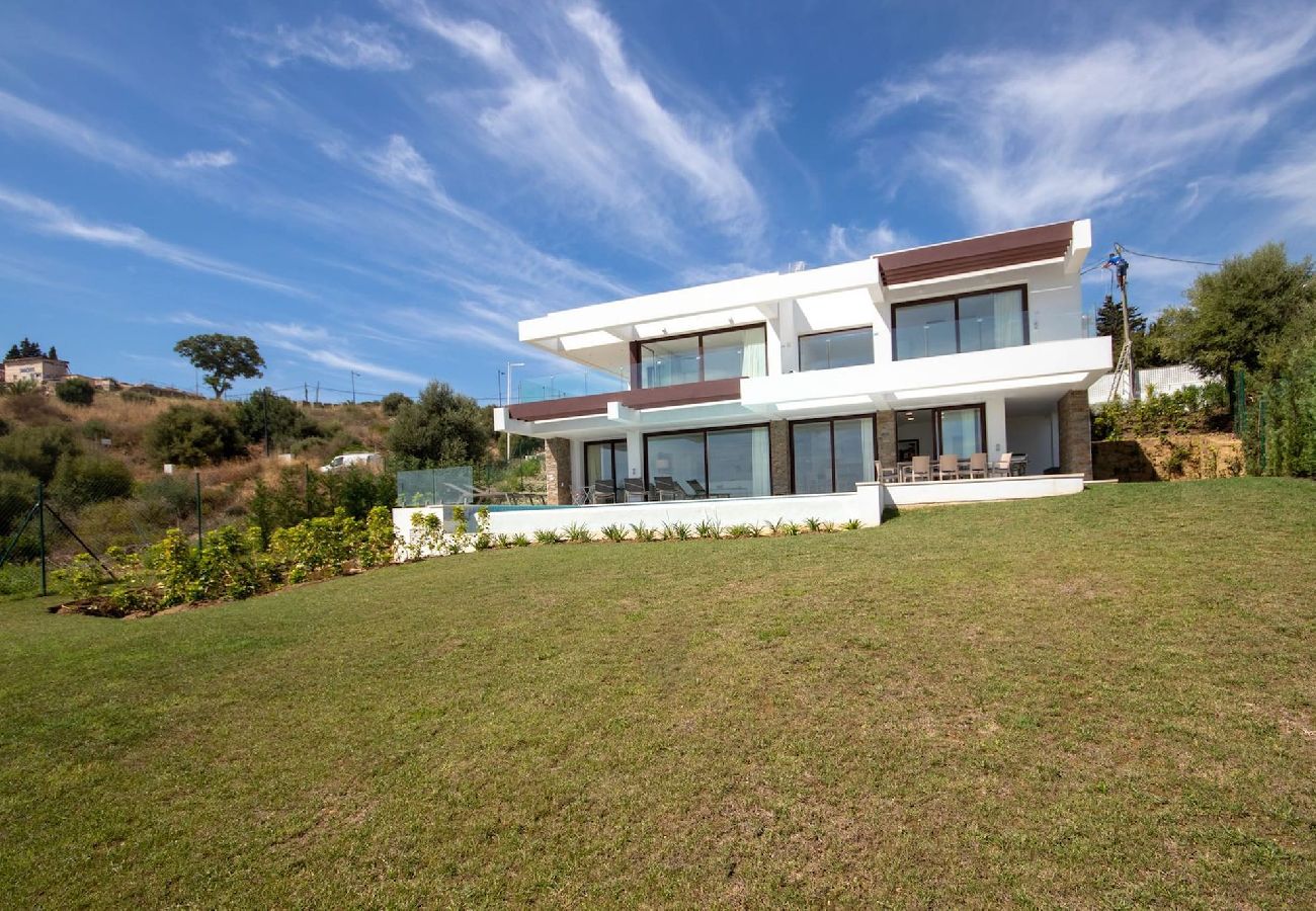 Villa in Estepona - Villa Las Brisas, Valle Romano with private infinity pool and extensive outdoor areas