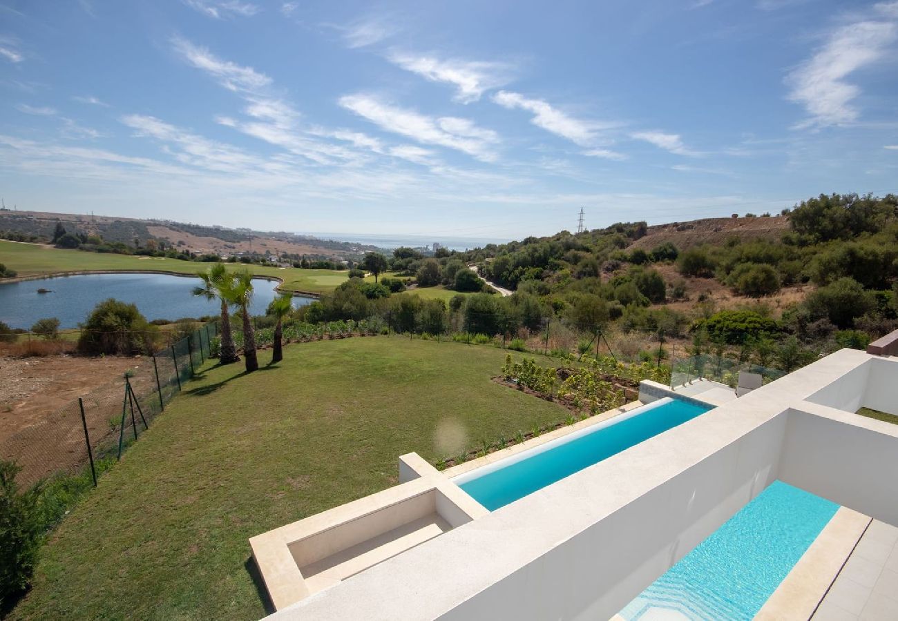 Villa in Estepona - Villa Las Brisas, Valle Romano with private infinity pool and extensive outdoor areas