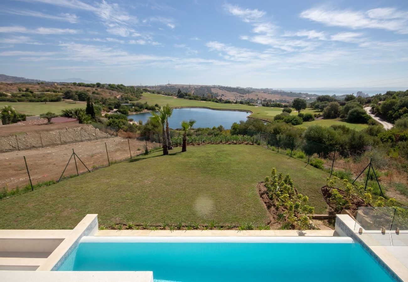 Villa in Estepona - Villa Las Brisas, Valle Romano with private infinity pool and extensive outdoor areas