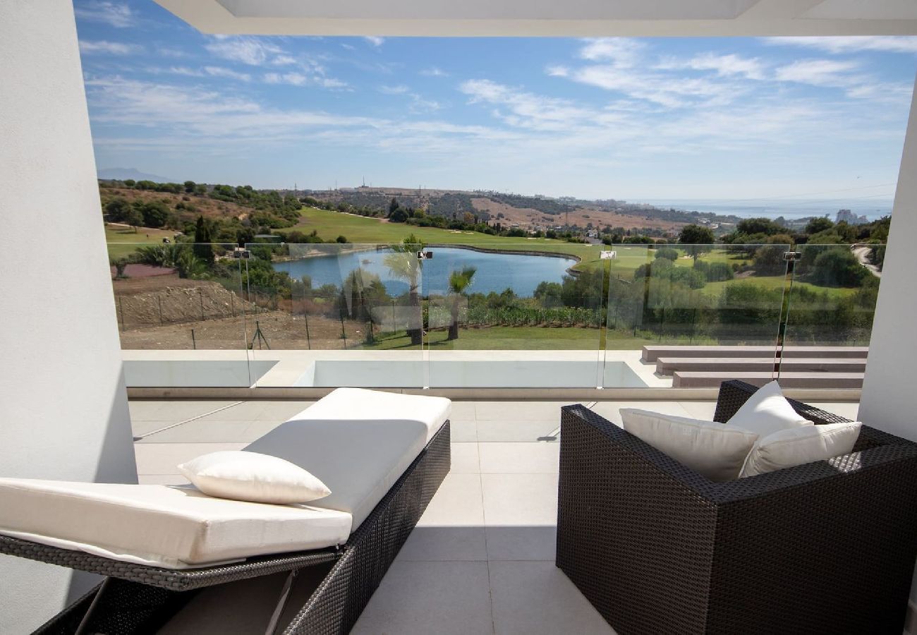 Villa in Estepona - Villa Las Brisas, Valle Romano with private infinity pool and extensive outdoor areas