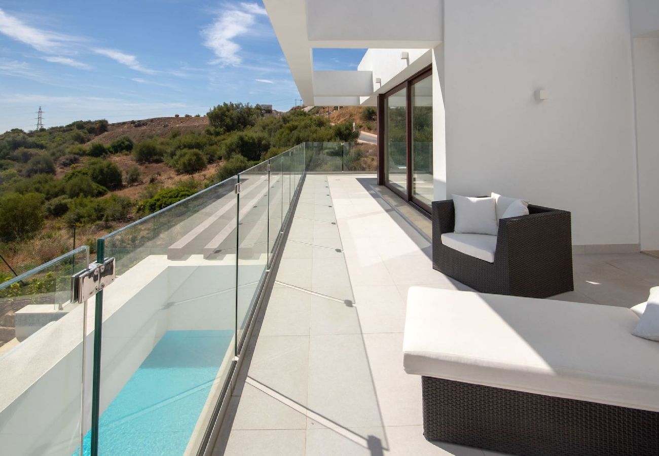 Villa in Estepona - Villa Las Brisas, Valle Romano with private infinity pool and extensive outdoor areas