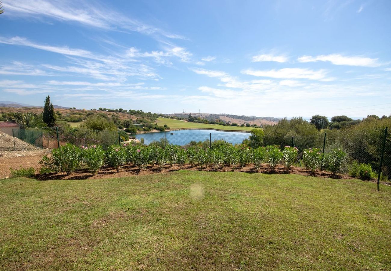 Villa in Estepona - Villa Las Brisas, Valle Romano with private infinity pool and extensive outdoor areas