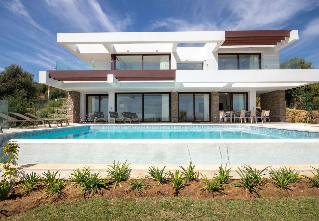 Villa in Estepona - Villa Las Brisas, Valle Romano with private infinity pool and extensive outdoor areas