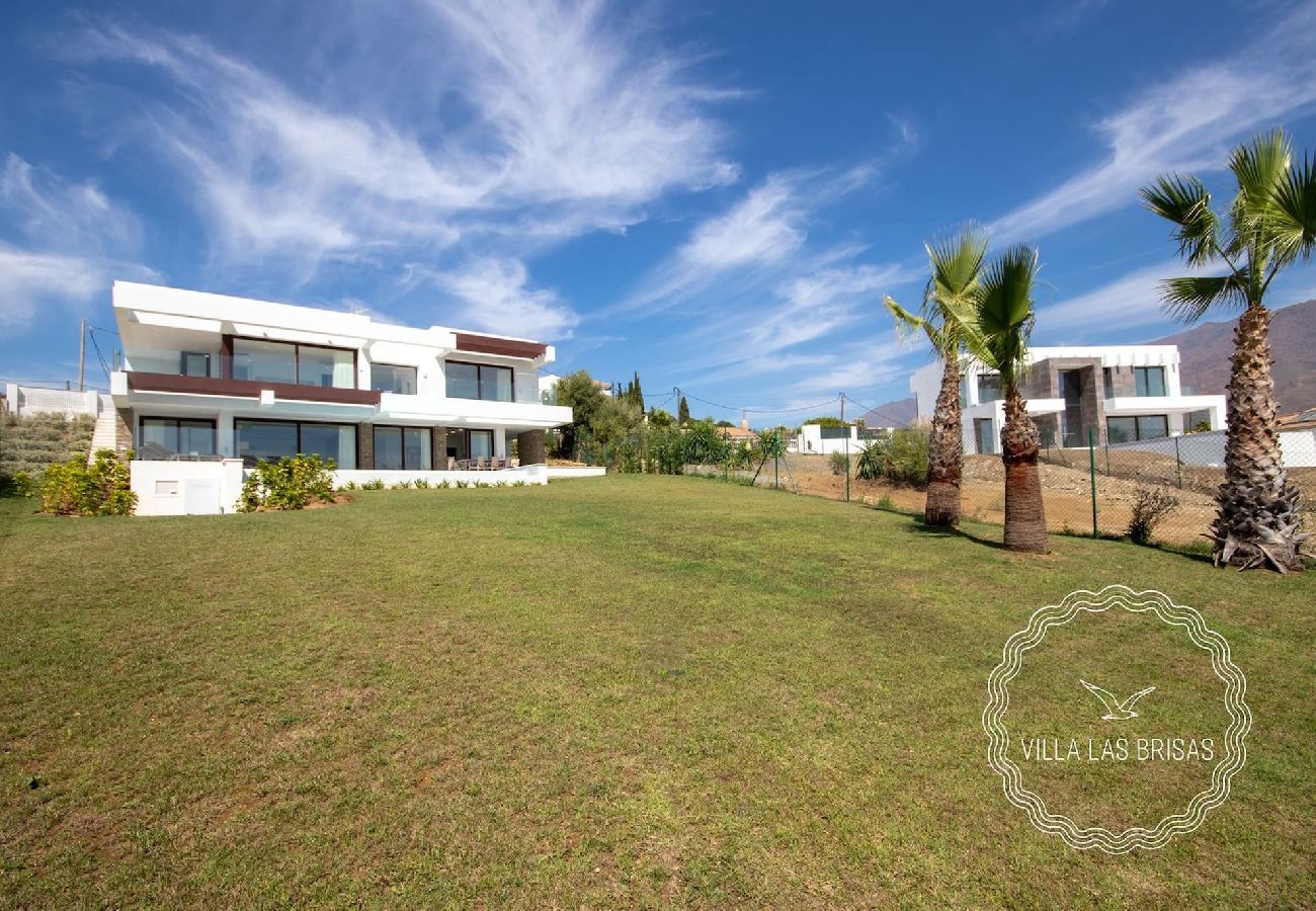 Villa in Estepona - Villa Las Brisas, Valle Romano with private infinity pool and extensive outdoor areas