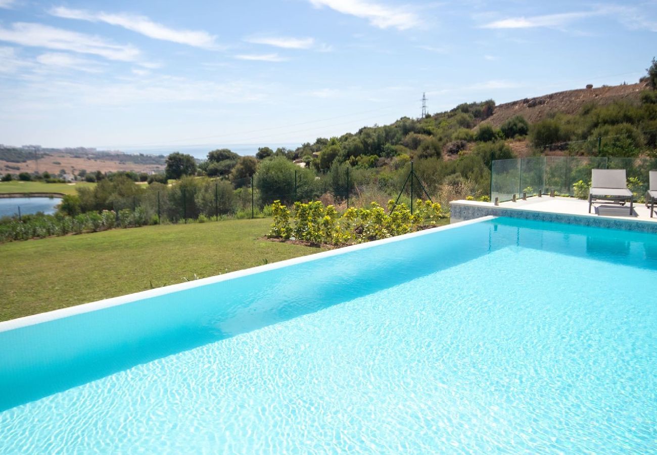 Villa in Estepona - Villa Las Brisas, Valle Romano with private infinity pool and extensive outdoor areas