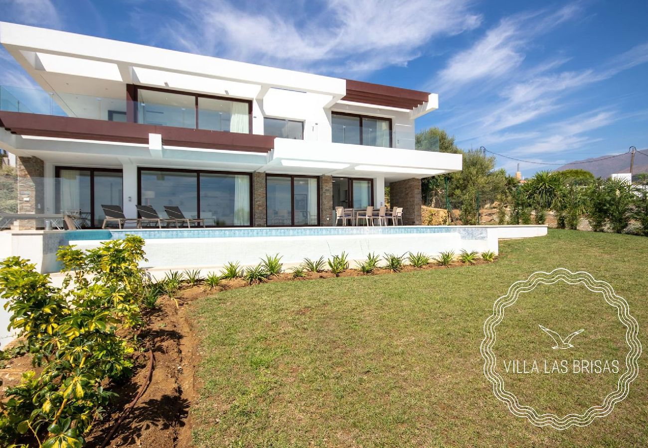 Villa in Estepona - Villa Las Brisas, Valle Romano with private infinity pool and extensive outdoor areas