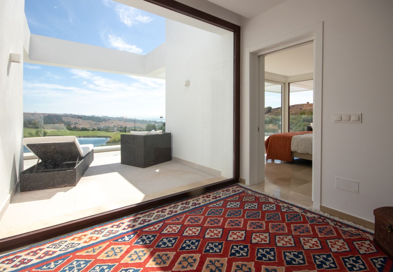 Villa in Estepona - Luxurious Frontline Golf Villa with infinity pool and sea-view