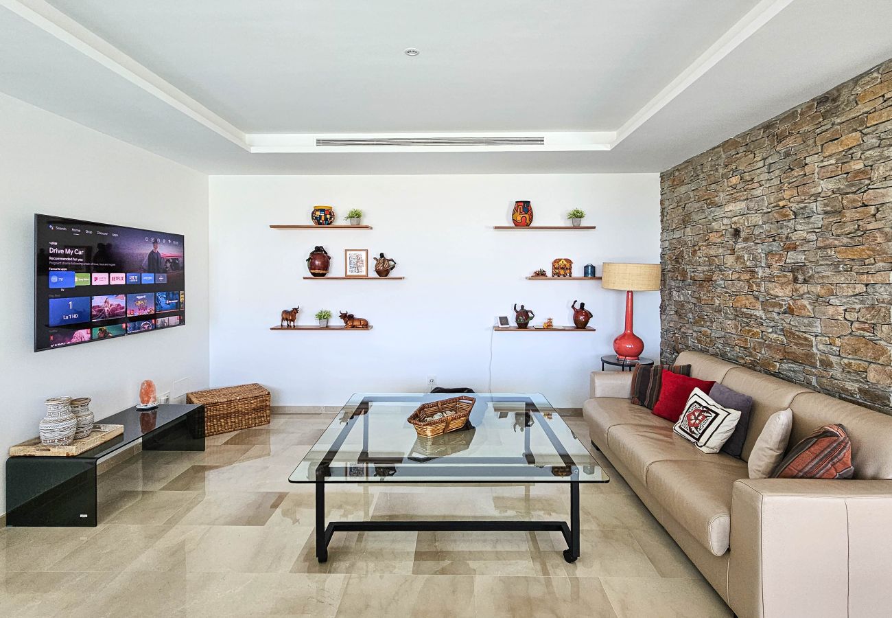 Villa in Estepona - Luxurious Frontline Golf Villa with infinity pool and sea-view
