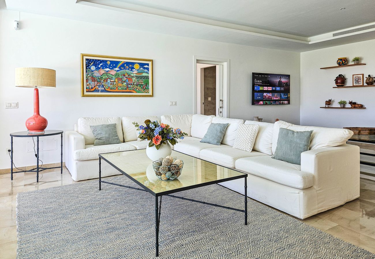 Villa in Estepona - Luxurious Frontline Golf Villa with infinity pool and sea-view