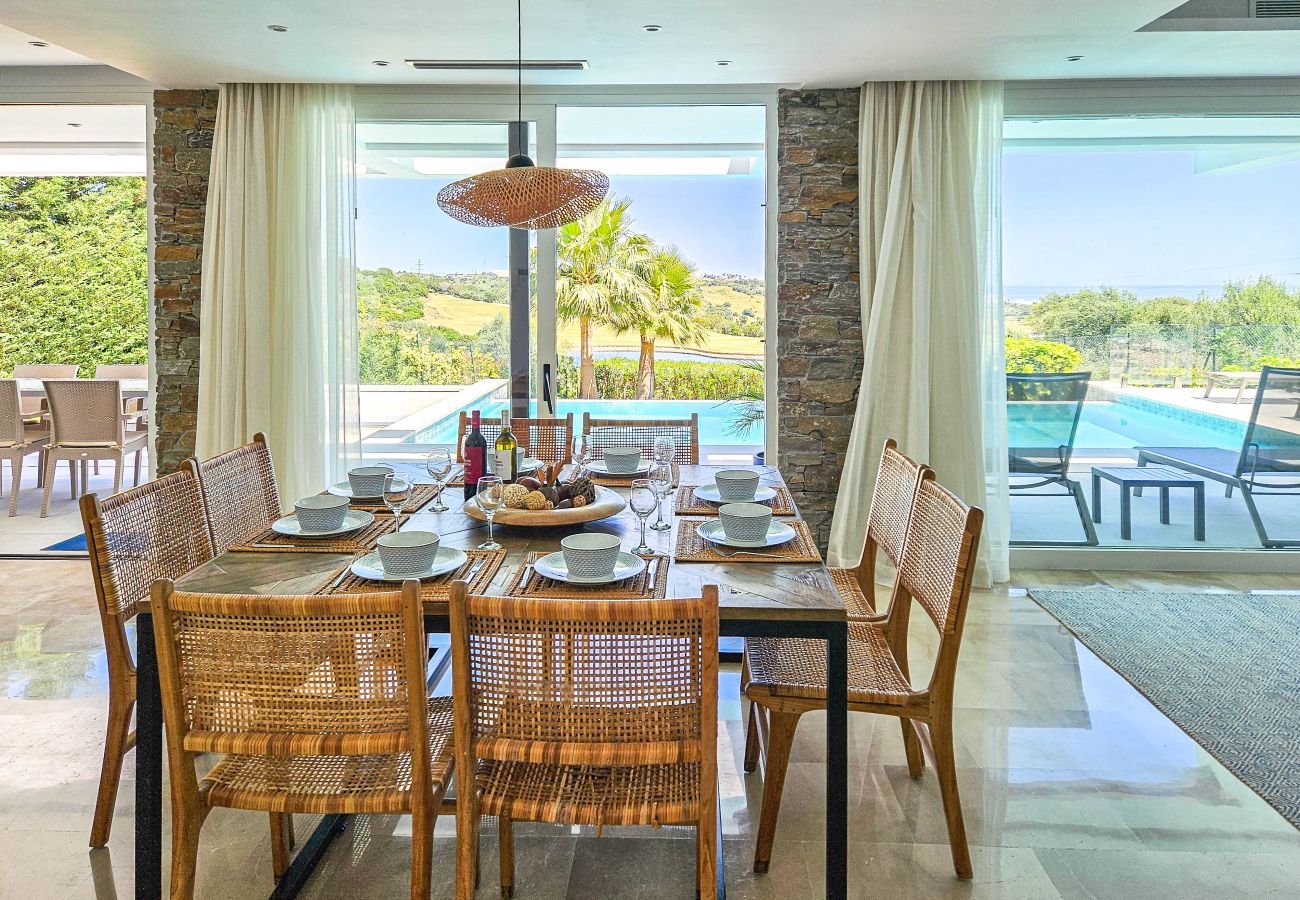 Villa in Estepona - Luxurious Frontline Golf Villa with infinity pool and sea-view