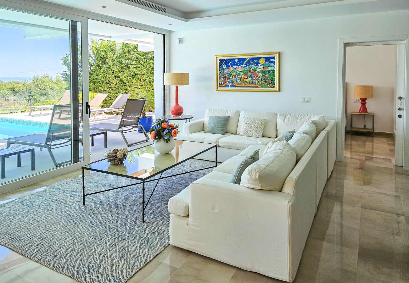 Villa in Estepona - Luxurious Frontline Golf Villa with infinity pool and sea-view