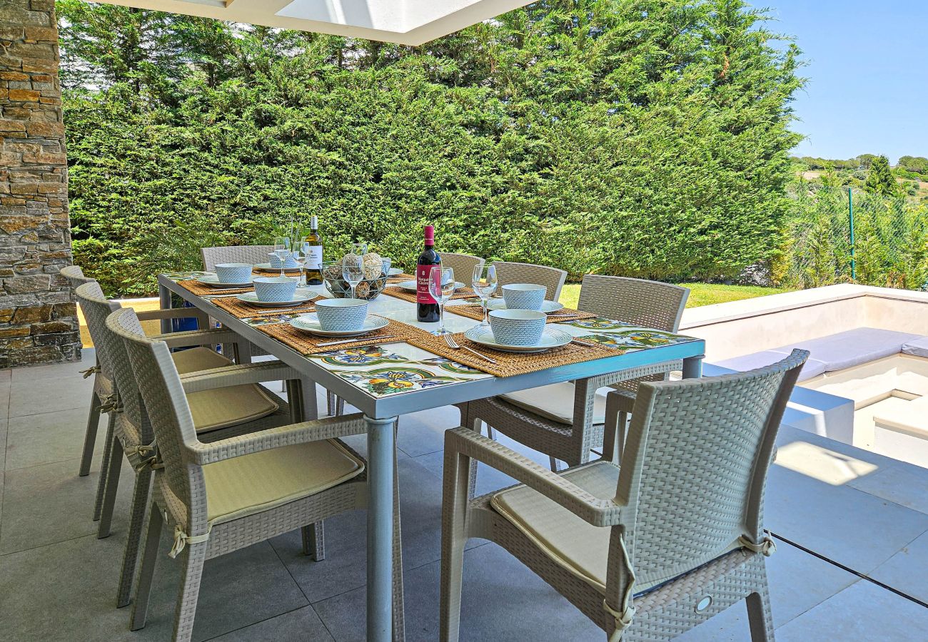 Villa in Estepona - Luxurious Frontline Golf Villa with infinity pool and sea-view