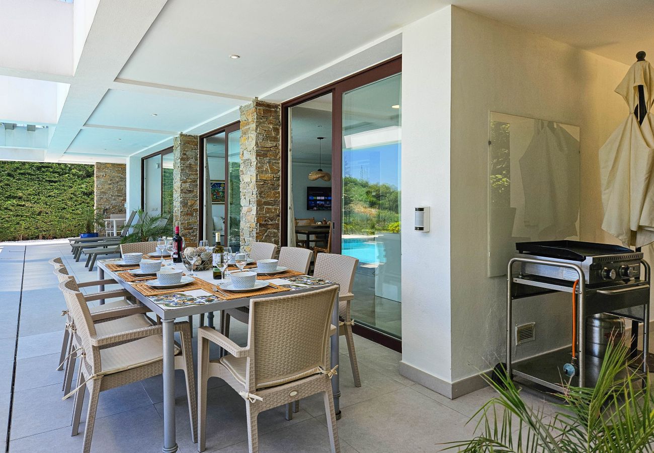 Villa in Estepona - Luxurious Frontline Golf Villa with infinity pool and sea-view