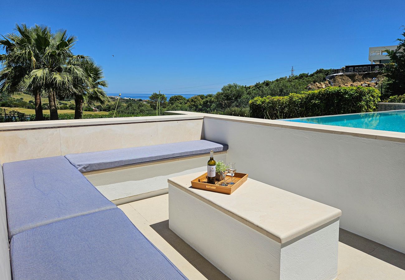 Villa in Estepona - Luxurious Frontline Golf Villa with infinity pool and sea-view